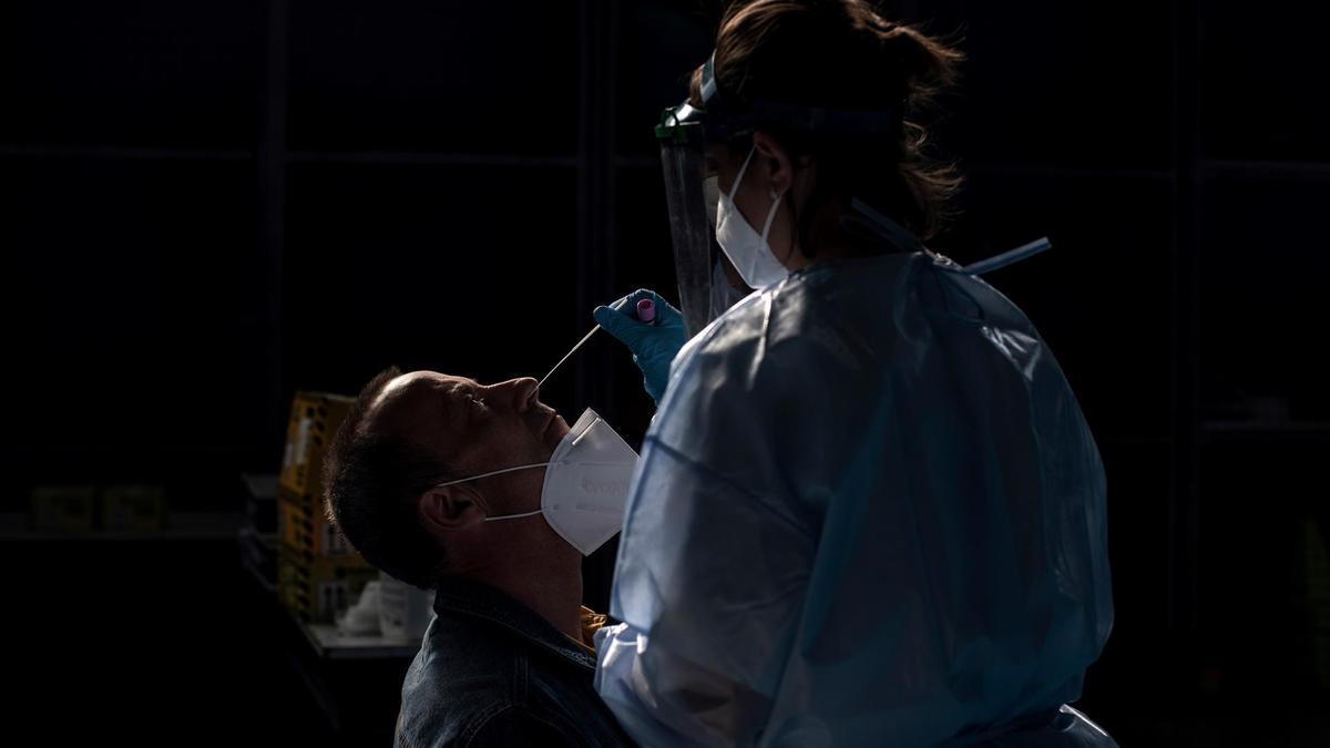 Una trabajadora sanitaria realiza una prueba PCR