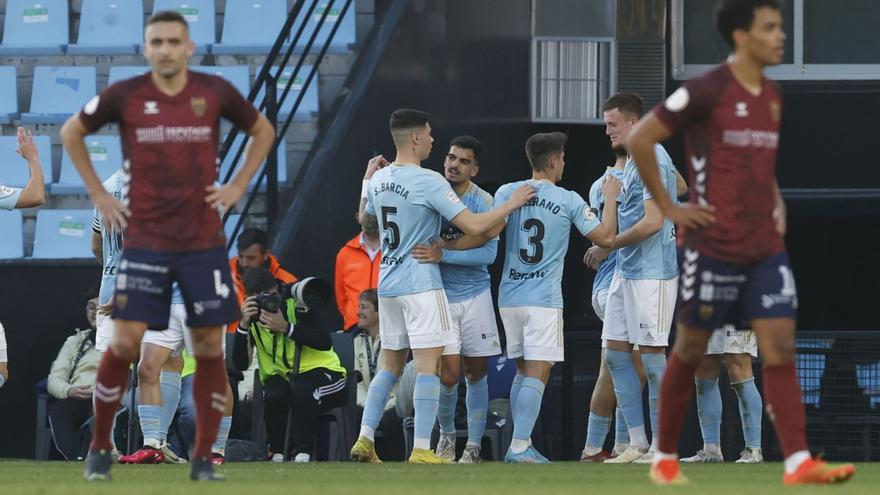 Churre y Masogo se lamentan tras el gol del Celta B en el partido de ayer en Balaídos. // Ricardo Grobas