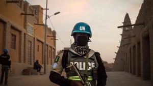 Un policía de la misión de Naciones Unidas para la Estabilización de Malí (MINUSMA) patrulla frente a la Gran Mezquita de Timbuktu, el pasado 8 de diciembre de 2021