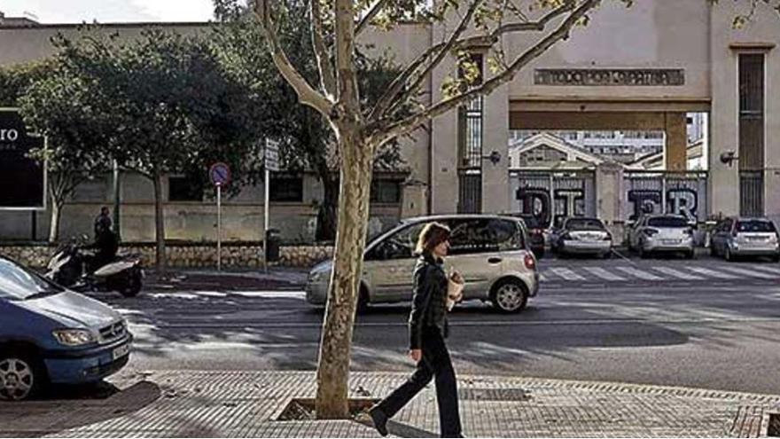 Acceso al antiguo acuartelamiento por la carretera de Valldemossa.