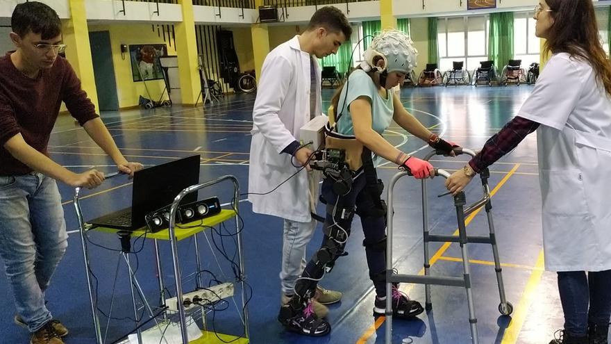 La UMH logra un 90% de éxito en su sistema de IA para exoesqueletos que ayudan a andar en lesiones medulares