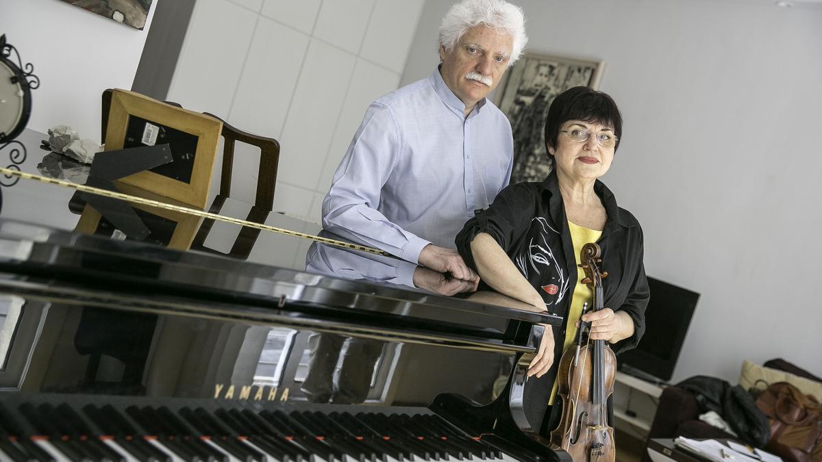 El director de orquesta Guerassim Voronkov, ruso, y su esposa violinista ucraniana, Ala Voronkova, en su casa de Barcelona.