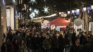 Ambiente en la Shopping Night del paseo de Gràcia.