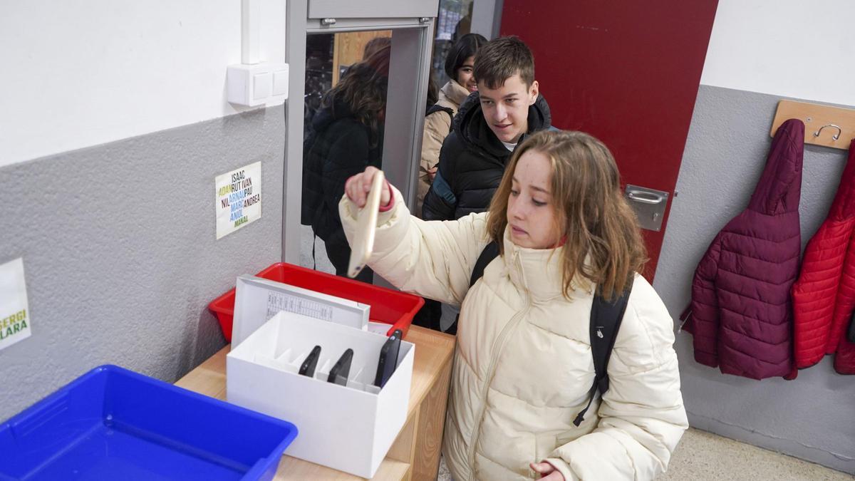 Quan entren a classe, els alumnes de l'institut Sis del Xup deixen el seu mòbil en una capsa