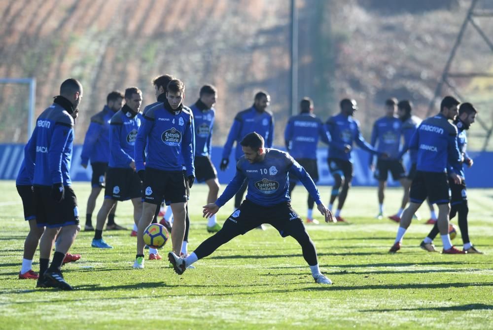 Florin Andone se reincorpora al trabajo junto al resto de sus compañeros después de perderse el partido contra el Barcelona.