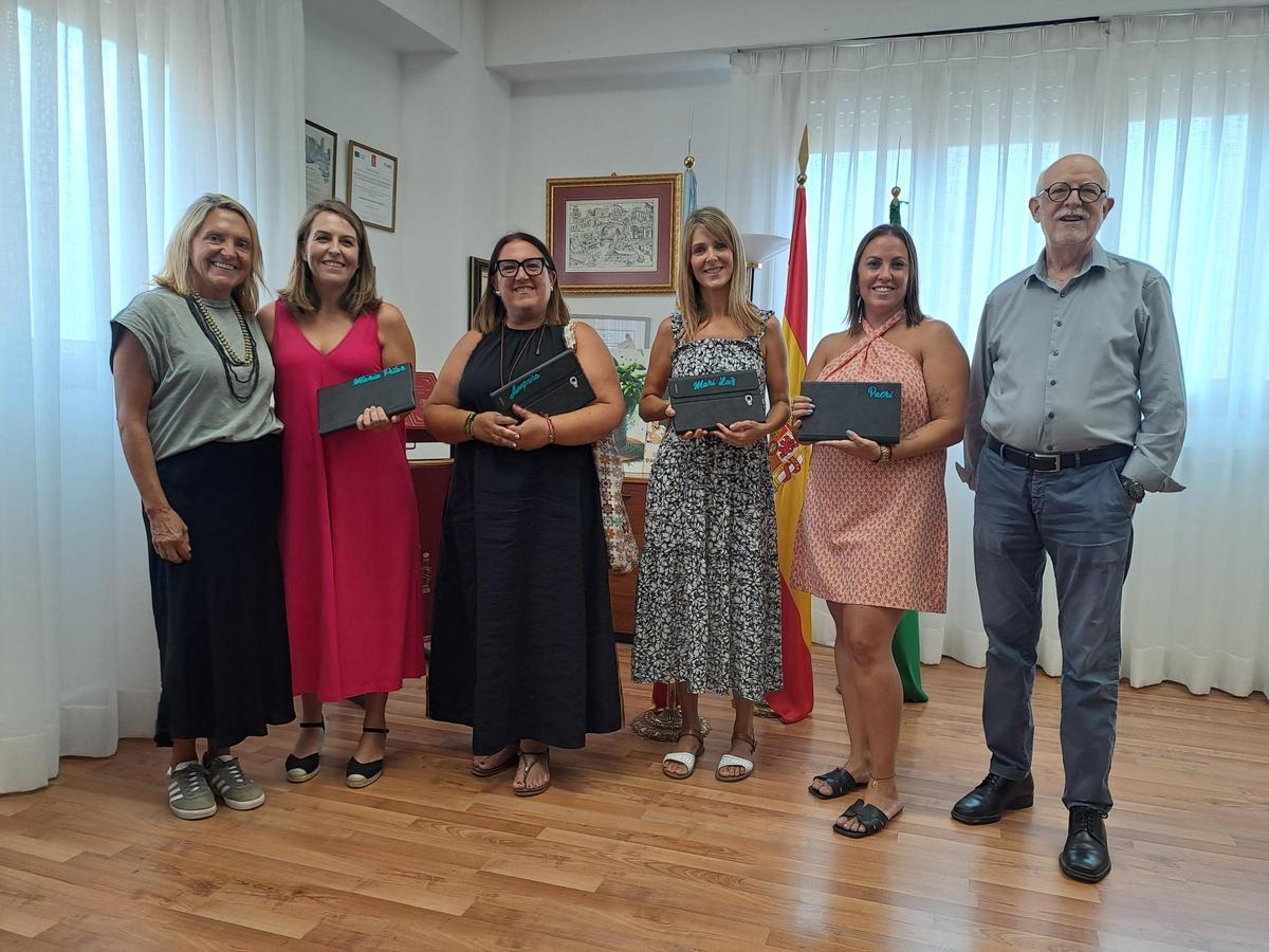 La alcaldesa de Bétera, Elia Verdevío, junto a representantes municipales y de las escoletas.