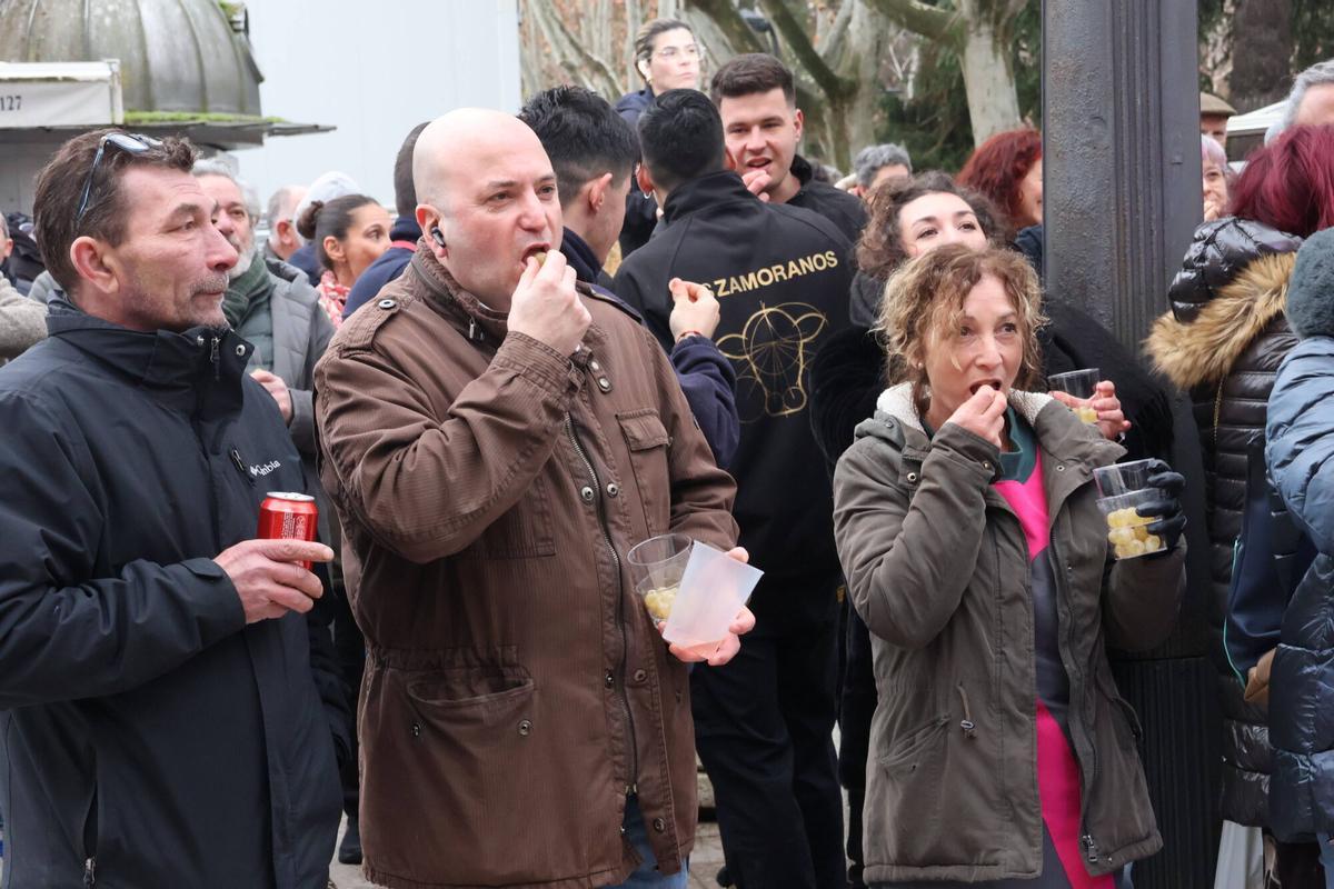 Celebración de las campanadas en el Mercado de Abastos de Zamora.