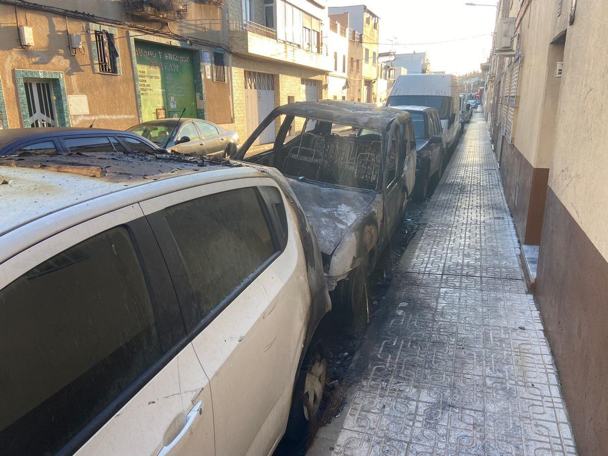 El turismo del padre del oficial, junto a de este, con el techo y la parte trasera quemadas.