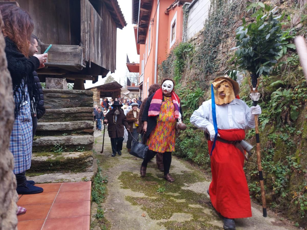 En imágenes: los guilandeiros recorren las calles de Villatresmil, en Tineo