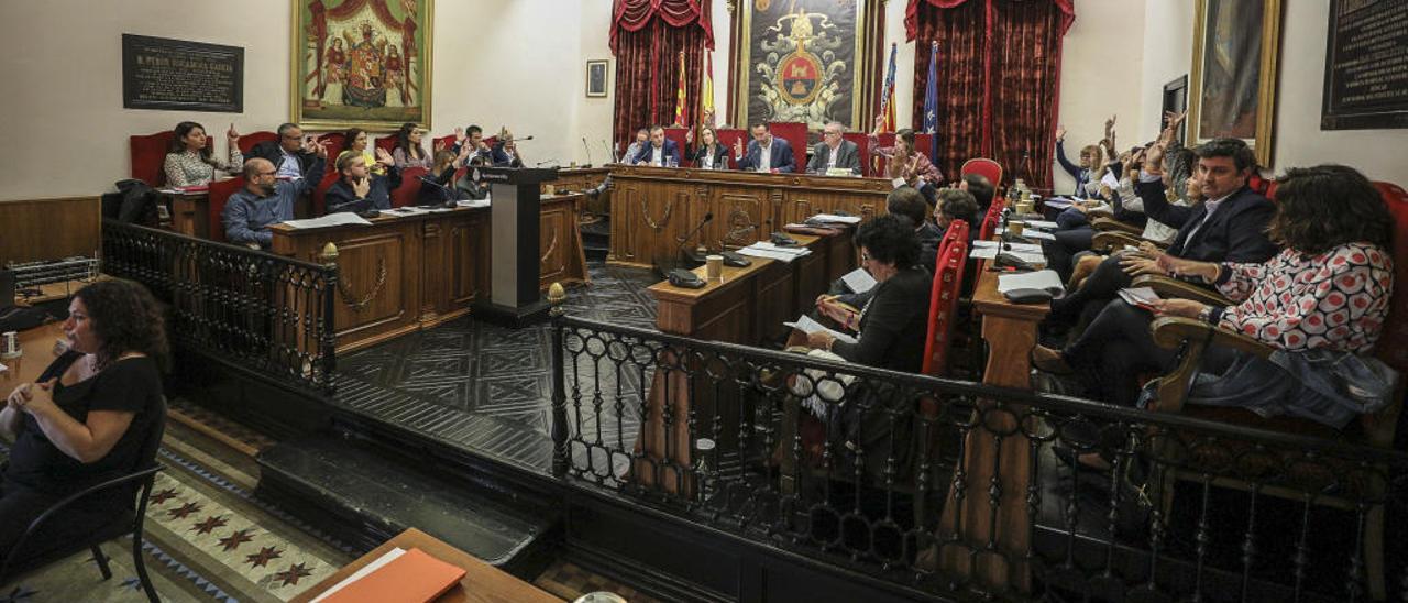 Un instante del pleno municipal del Ayuntamiento de Elche celebrado ayer.