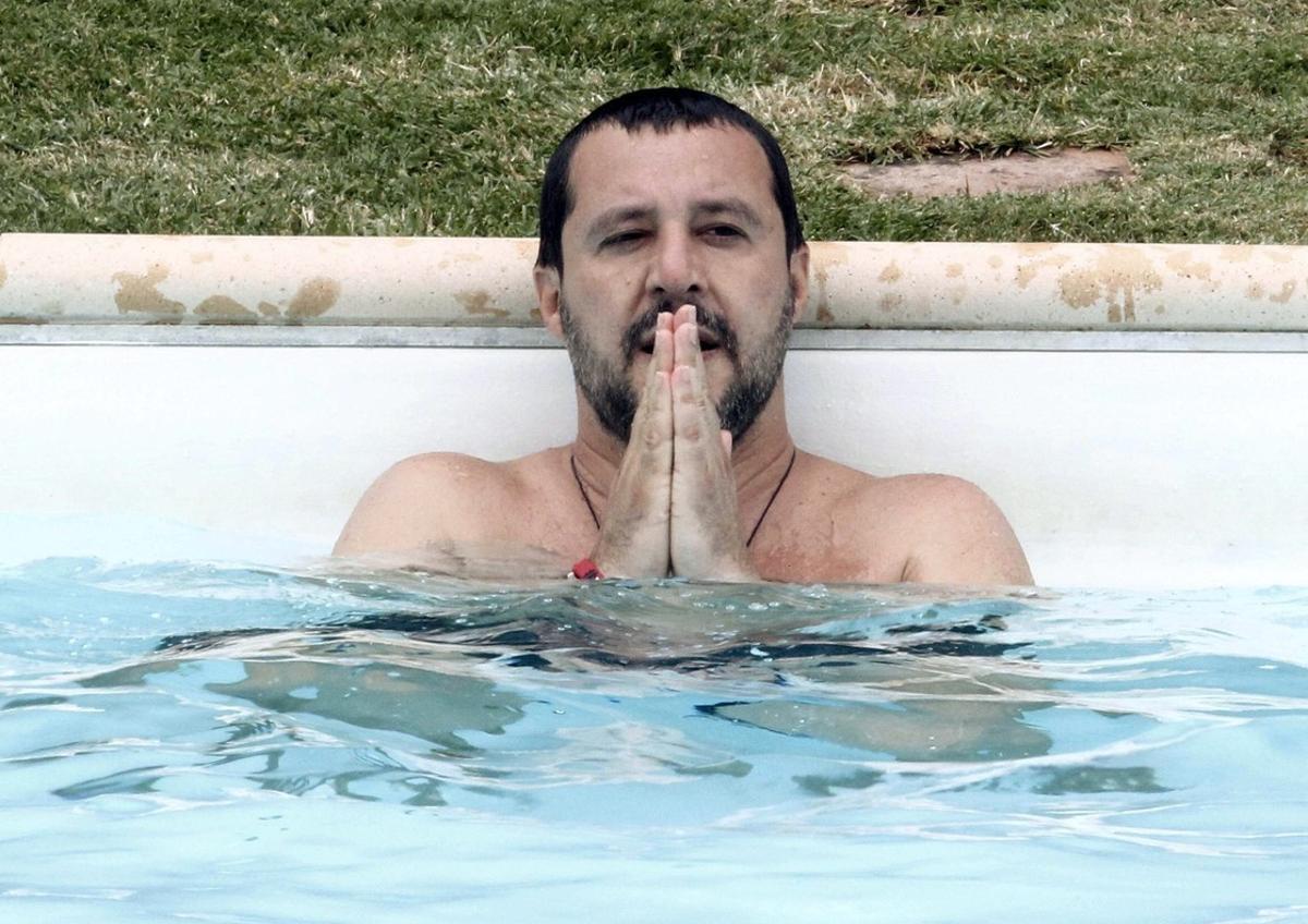 EPA3300  SUVIGNANO  ITALIA   03 07 2018 - El ministro de Interior italiano  Matteo Salvini  se bana en una piscina durante la visita a una propiedad confiscada a la mafia italiana en 2007 en Suvignano  Siena  Italia  hoy 3 de julio de 2018  EFE  Fabio Di Pietro