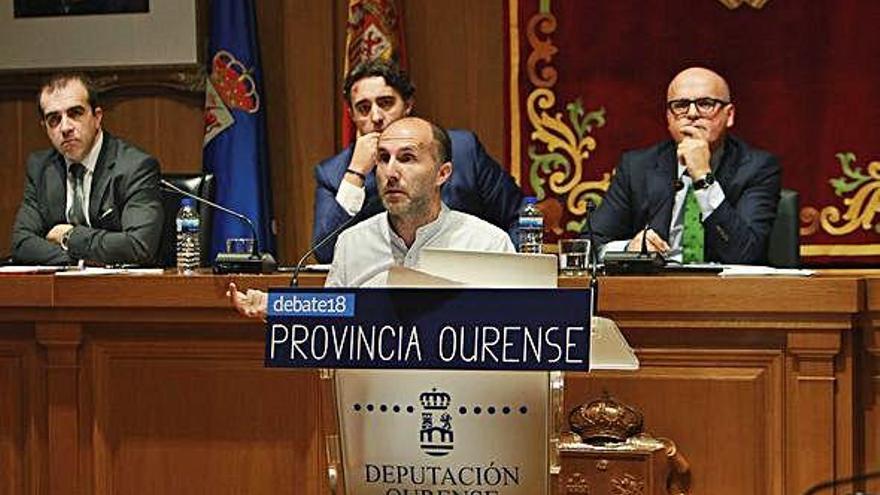 Pérez Jácome en un debate en la Diputación de Ourense en presencia de José Manuel Baltar.