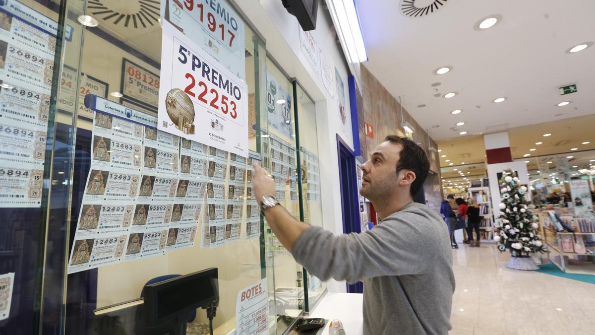 La administración número 27 colocando el cartel del premio de Navidad en 2016