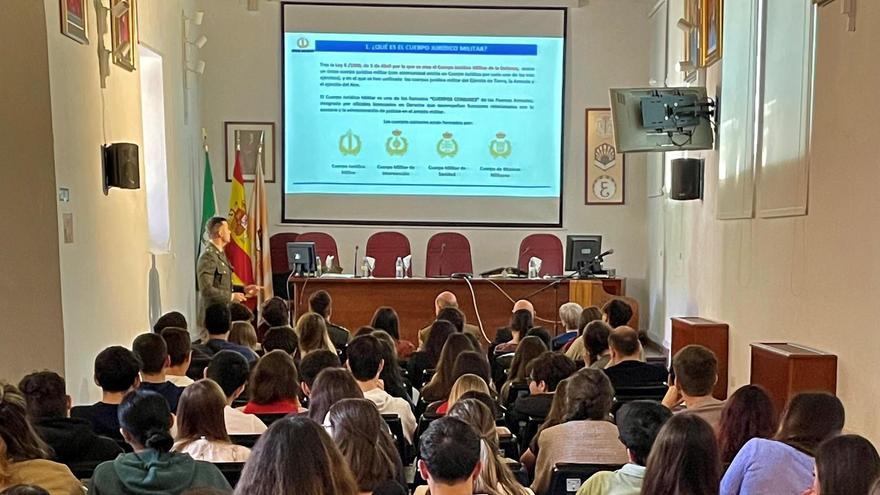 Conferencia de la Subdelegación de Defensa en la Facultad de Derecho de la UCO.