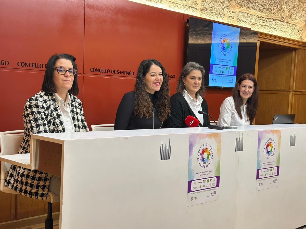 María Rozas, segunda por la izquierda, durante la presentación de la campaña 12 comercios, 12 sensibilidades