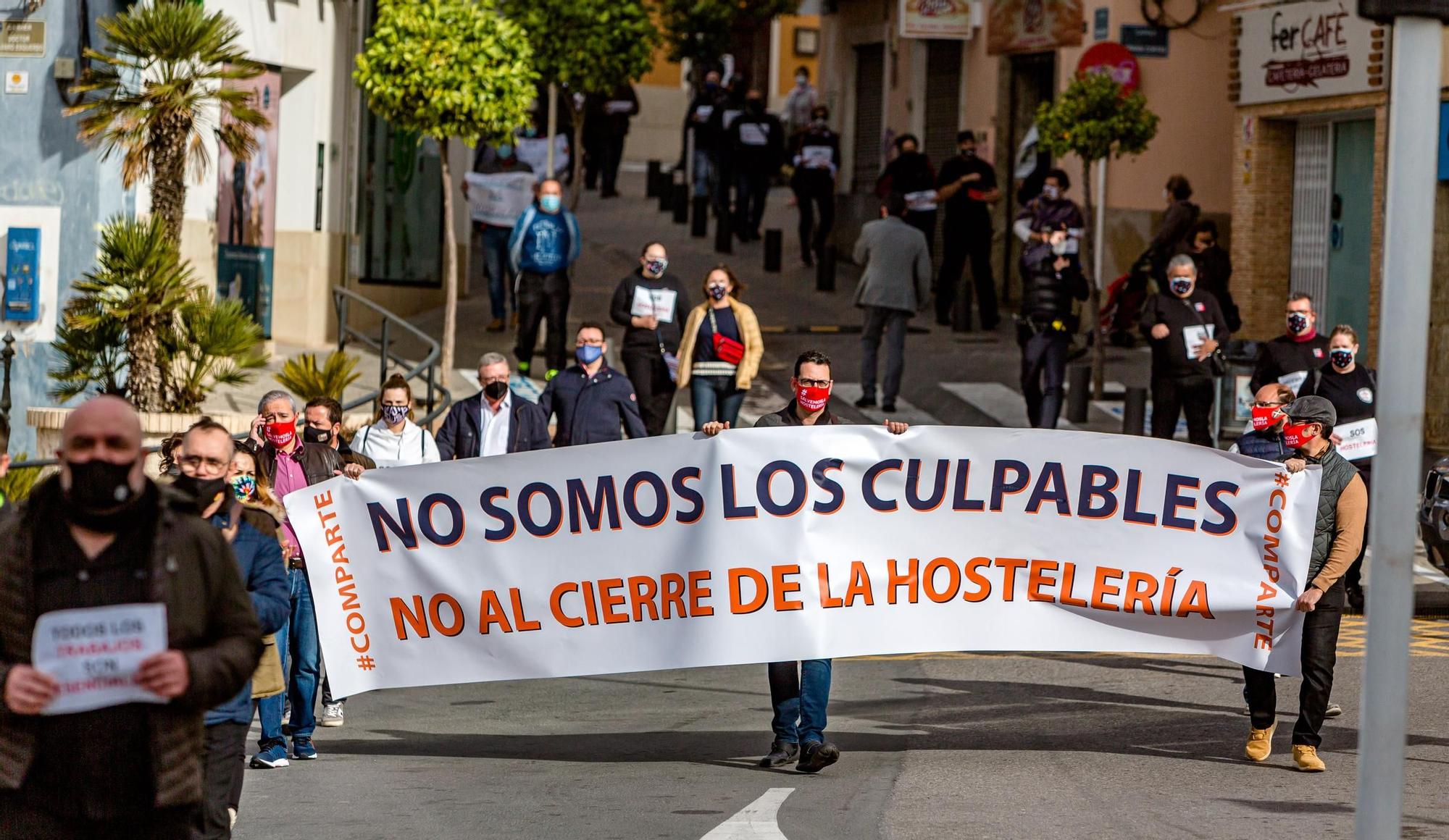 Cerca de 500 personas se manifiestan en La Vila contra el nuevo cierre de la hostelería y la falta de ayudas