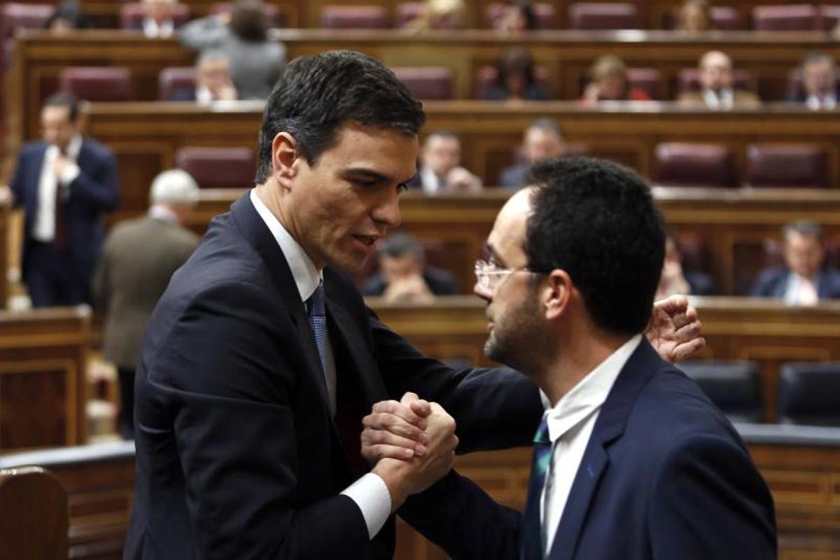 El secretario general del PSOE y hoy presidente del Gobierno, Pedro Sánchez, felicita al entonces portavoz socialista, Antonio Hernando, tras una intervención en el Congreso, el 19 de febrero de 2015.