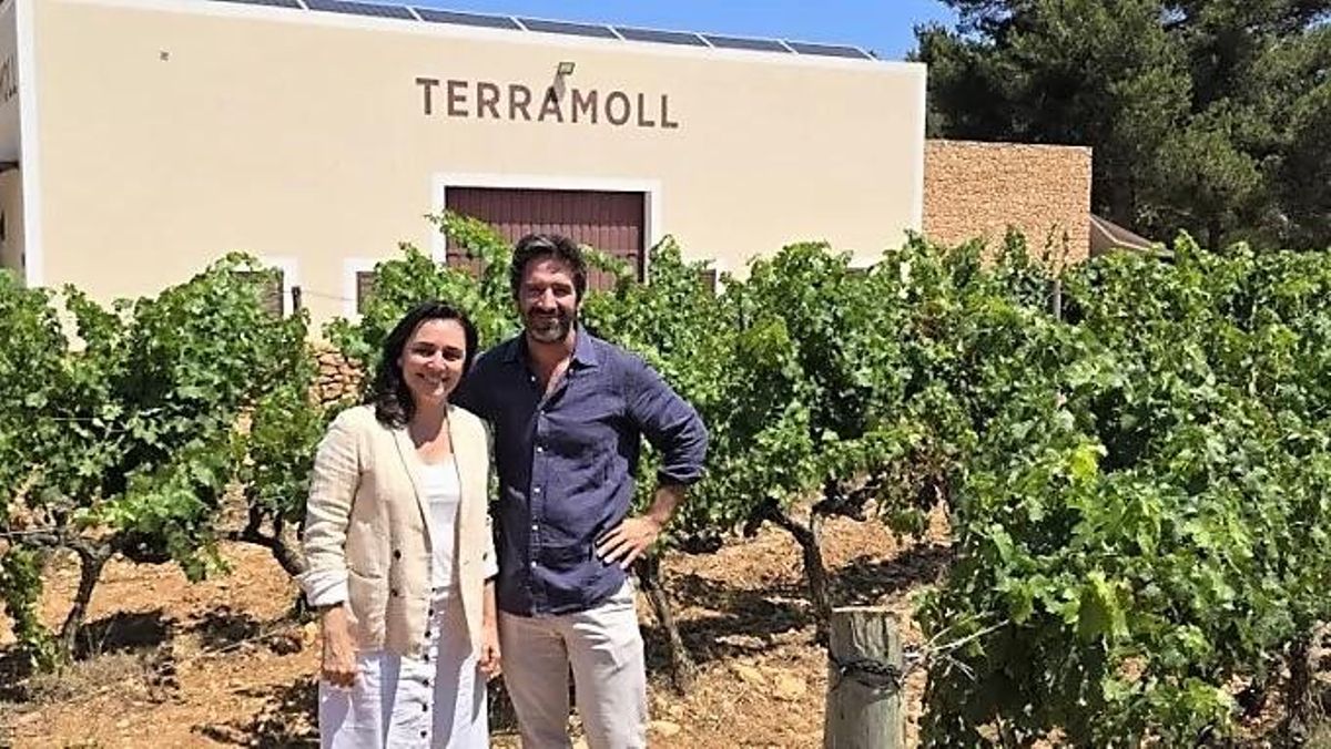 Richi Arambarri, CEO de Vintae, junto a Arantxa Moll, responsable de Terramoll, en los viñedos de la bodega.