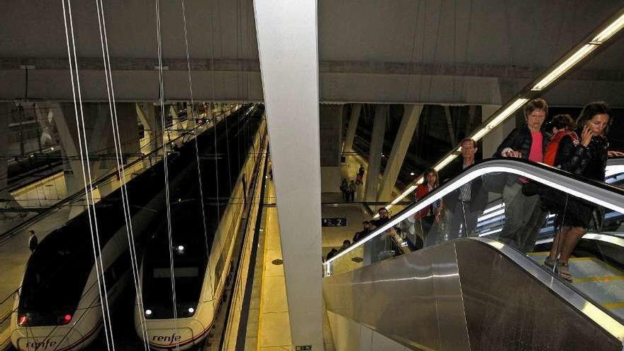 Trenes y pasajeros del Eje Atlántico en la estación ferroviaria de Urzáiz. // José Lores