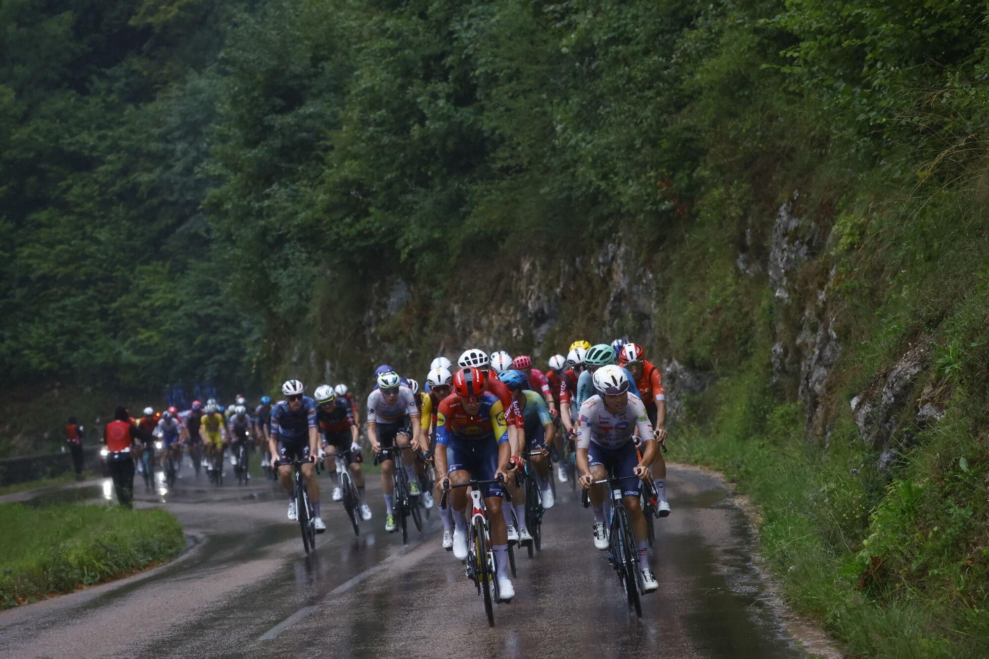 (France), 26/07/2025.- The pack in action during the 20th stage of the Tour de France cycling race over 184.2km from Nantua to Pontarlier, France, 26 July 2025. (Ciclismo, Francia) EFE/EPA/MARTIN DIVISEK