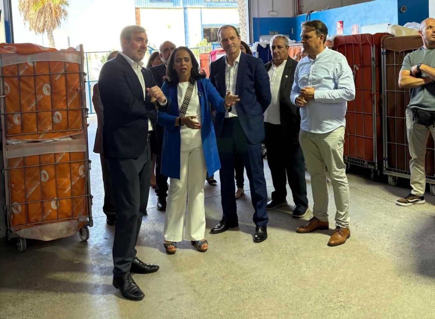 El presidente de Canarias, Fernando Clavijo, visita la lavandería Romeral