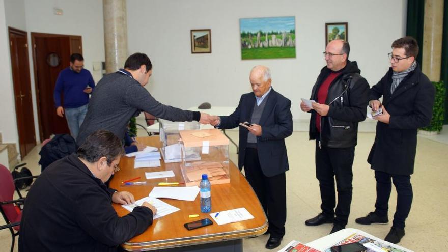 Tomás, Andrés y Sergio Castaño hacen cola para votar en Alcañices.