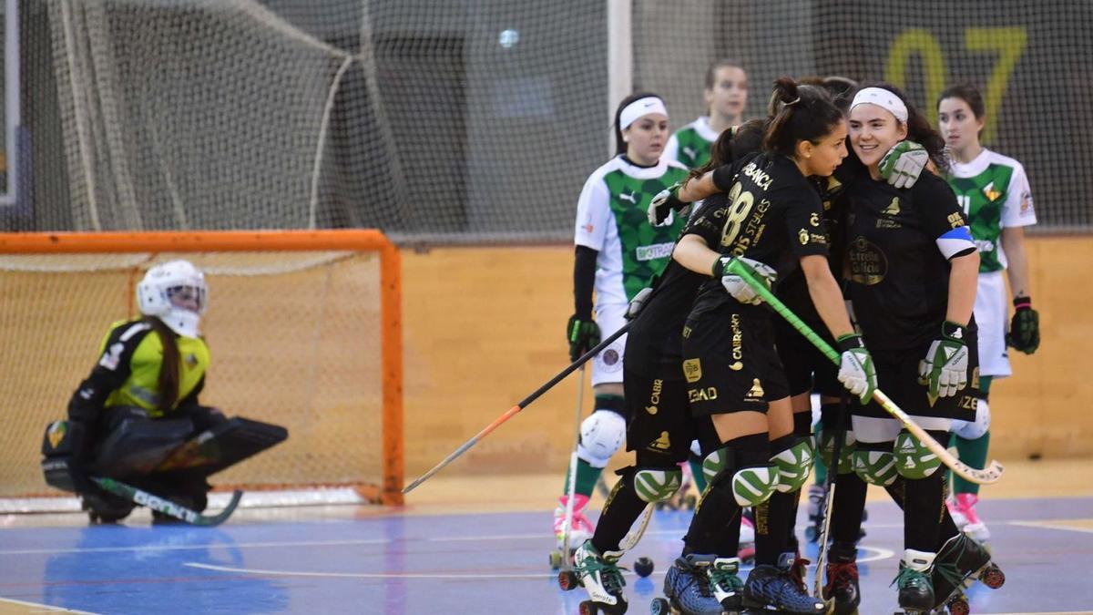 Las jugadoras del Liceo celebran un gol en el partido contra el Vilanova disputado en el Palacio de los Deportes de Riazor. |  // VÍCTOR ECHAVE