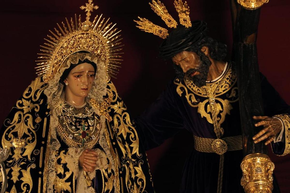 El Nazareno del Perdón y la Virgen de Nueva Esperanza escenifican el momento del encuentro de Cristo con su Madre camino del Calvario.