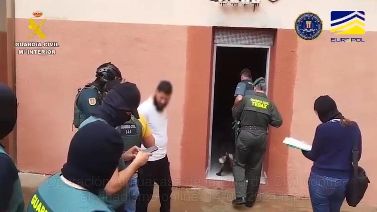 Diversos momentos de las detenciones practicadas por la Guardia Civil en la Operación Almuasasa contra el terrorismo yihadista