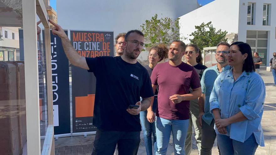 Arrecife acoge en 18 espacios públicos la exposición ‘Los bultos de la emigración’