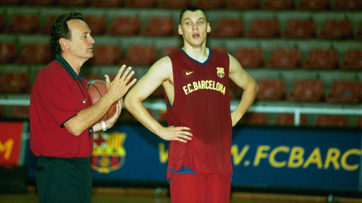 Aíto da instrucciones a Jasikevicius durante un entrenamiento del Barça en la temporada 2000-01