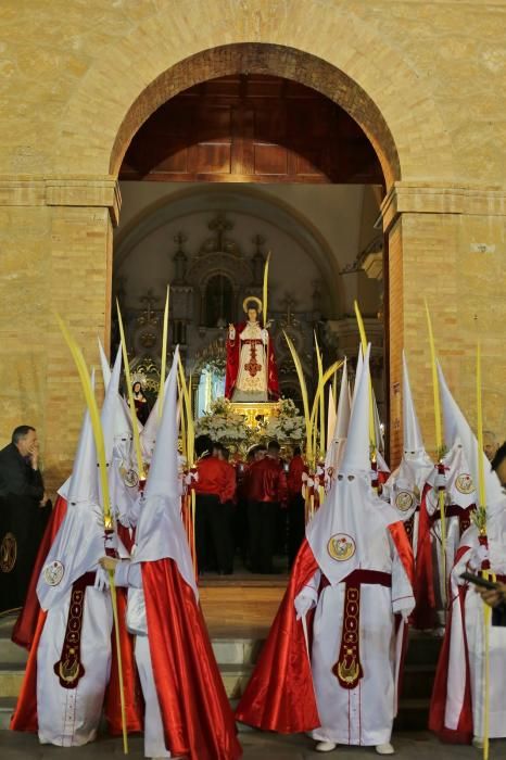 Algunas de las imágenes decanas de la Semana Santa se acercaron al mar y los paseos en Martes Santo