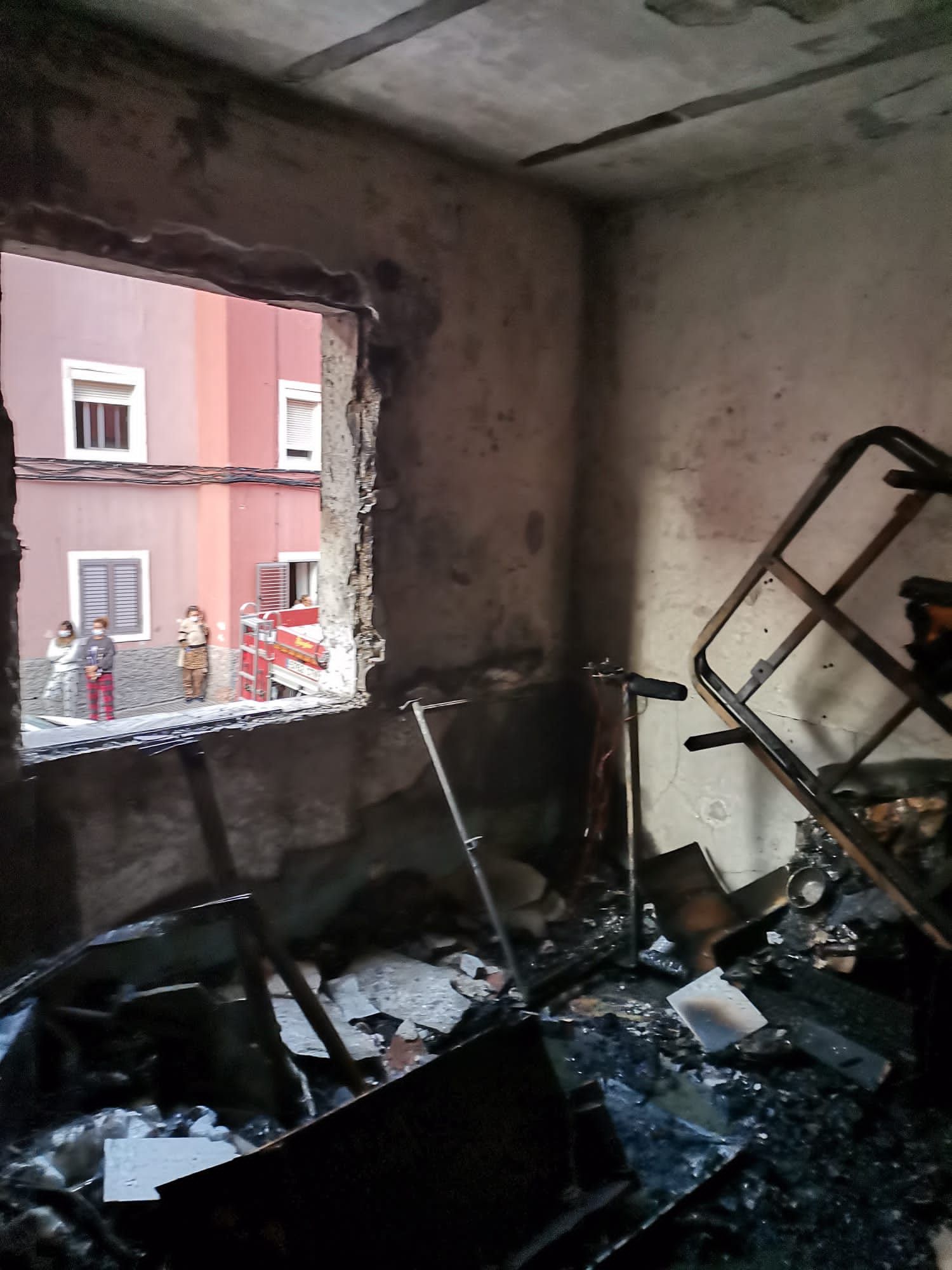 Un incendio en un edificio de Escaleritas se salda con cinco afectados y un perro fallecido (21/01/2021)