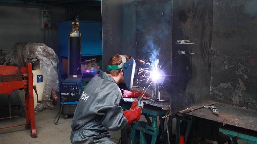 Trabajador de FREMM en sus instalaciones.