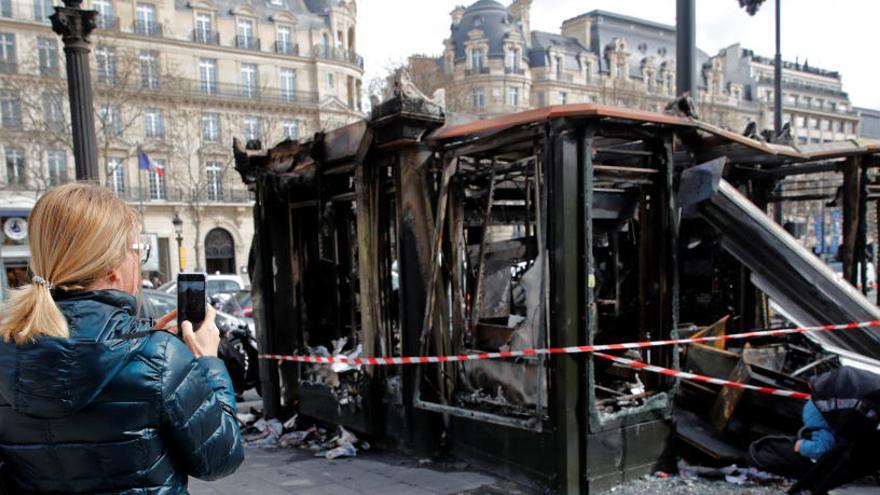 Un kiosco quemado por los &#039;chalecos amarillos&#039; en París.