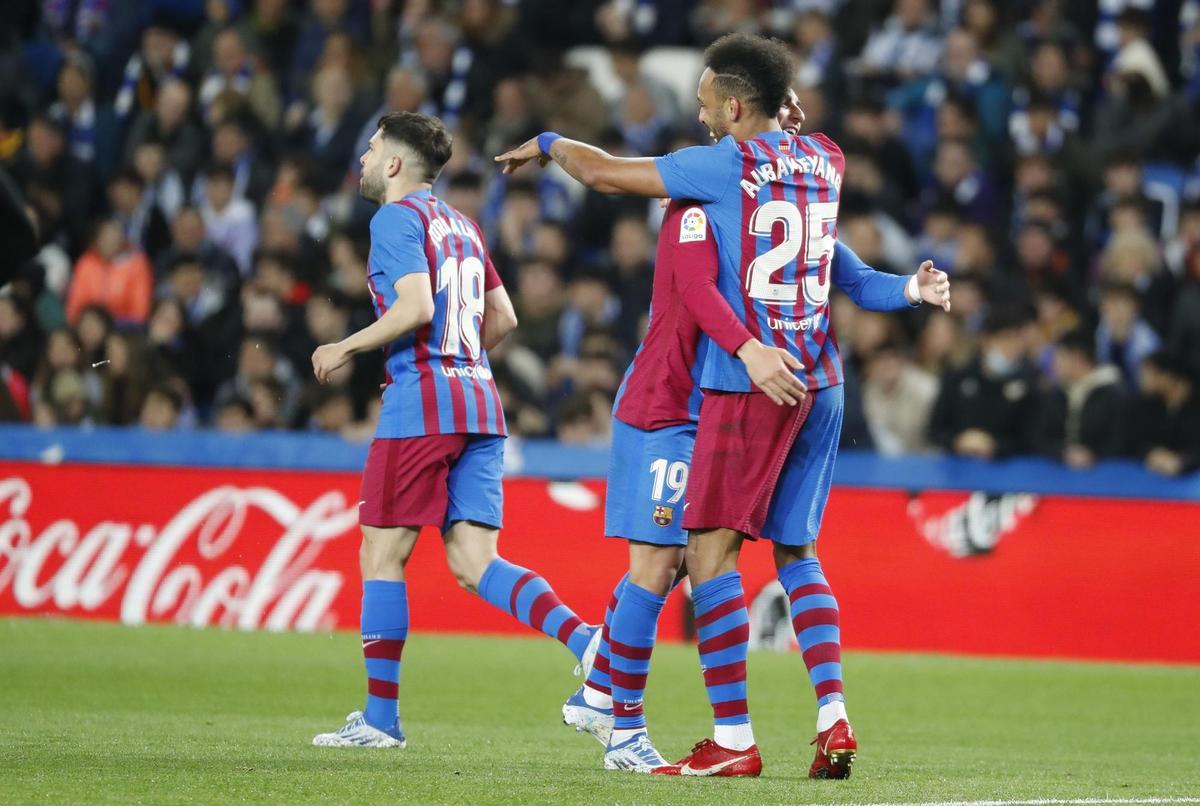 SAN SEBASTIÁN, 21/04/2022.- El delantero del FC Barcelona Pierre-Emerick Aubameyang (d) celebra con Ferrán Torres (c) tras marcar ante la Real Sociedad, durante el partido de Liga en Primera División que disputan hoy jueves en el Reale Arena, en San Sebastián. EFE/Juan Herrero