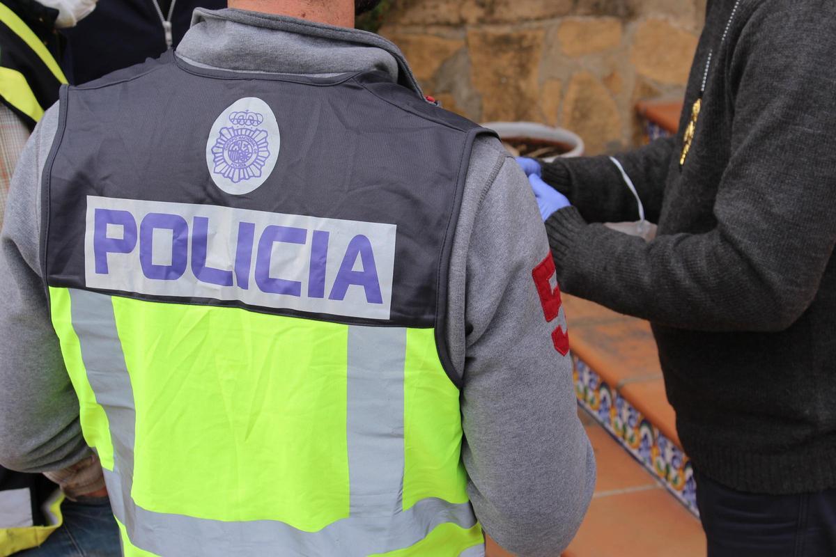Imagen de archivo de un agente de la Policía Nacional en un operativo.