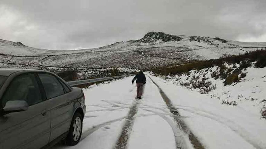 La nieve mantiene cerrado el puerto de Escuredo