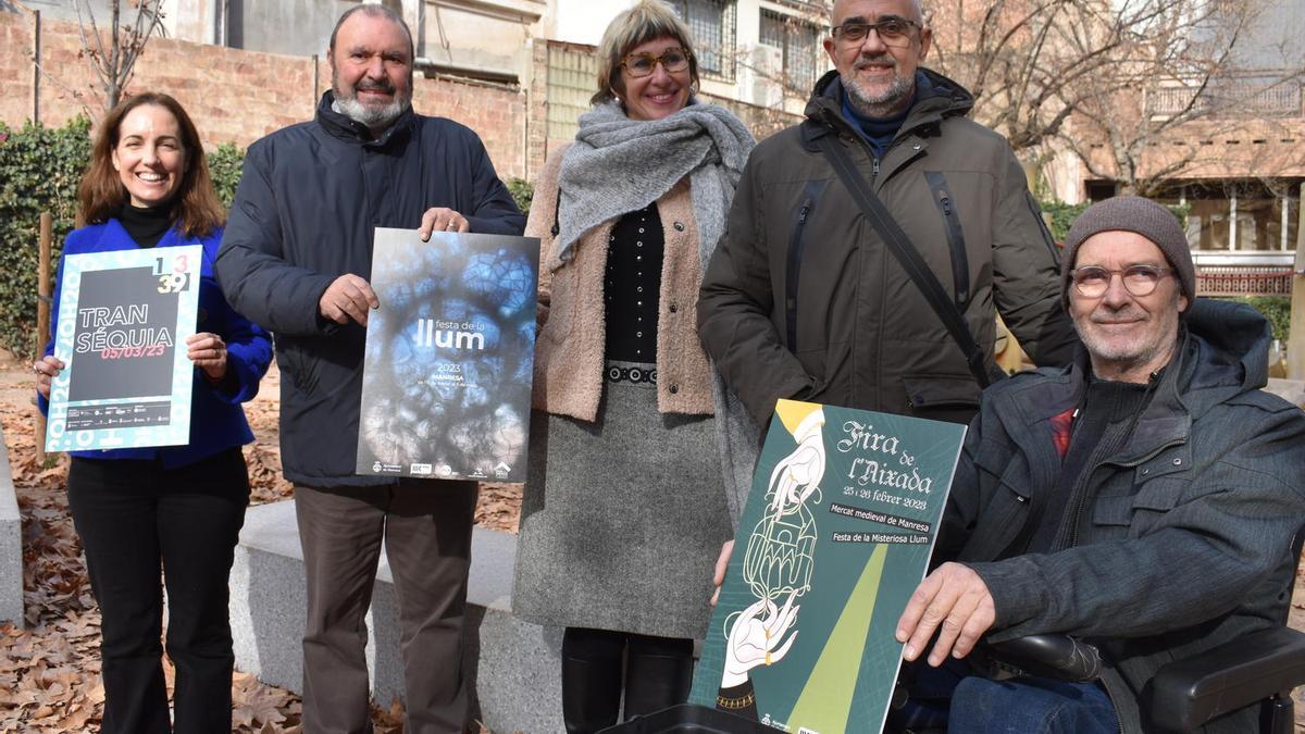 Laia Muns, Josep Alias, la regidora Anna Crespo, Joan Manel Miquel i Joan Orriols amb les tres imatges
