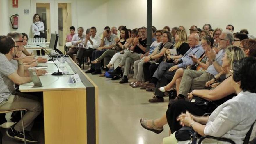 «Passejades per Manresa» es presenta omplint la sala d&#039;actes del Casino