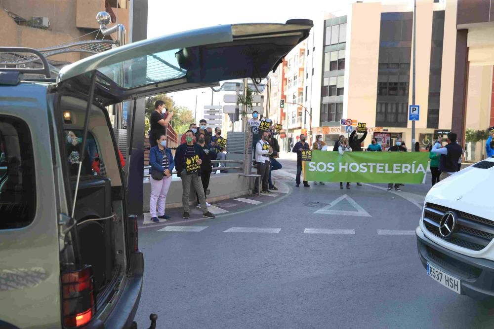 Hosteleros colapsan el centro de Lorca reclamando la apertura de sus negocios