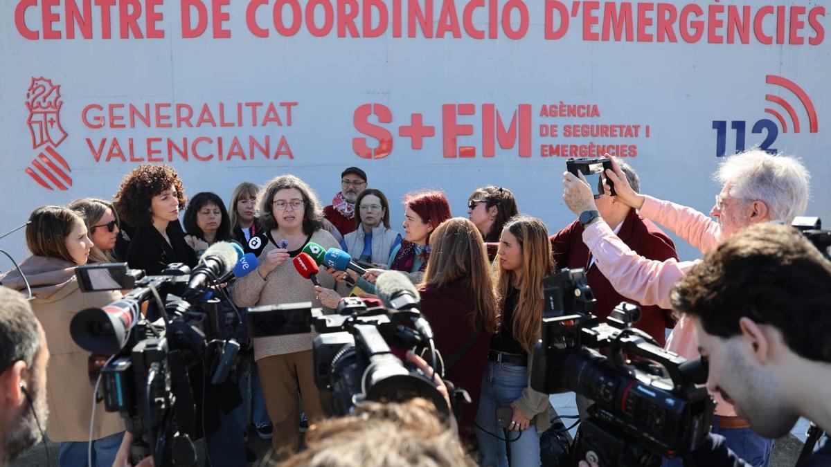 Rueda de prensa a las puertas del Centro de Coordinación de Emergencias para convocar la sexta manifestación contra Mazón