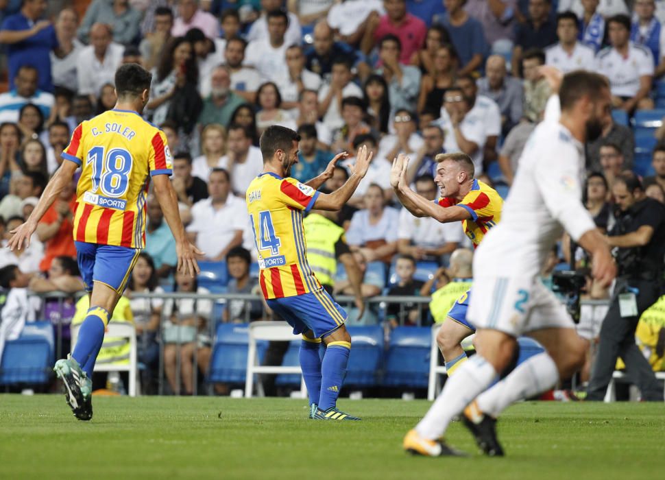 Instantes del partido disputado ayer entre el Valencia CF y el Real Madrid.