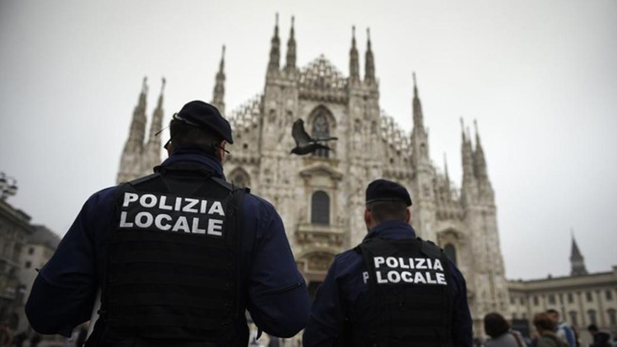 Dos policías italianos patrullan en la plaza del Duomo de Milán tras la advertencia del FBI de posibles atentados terroristas en Italia.