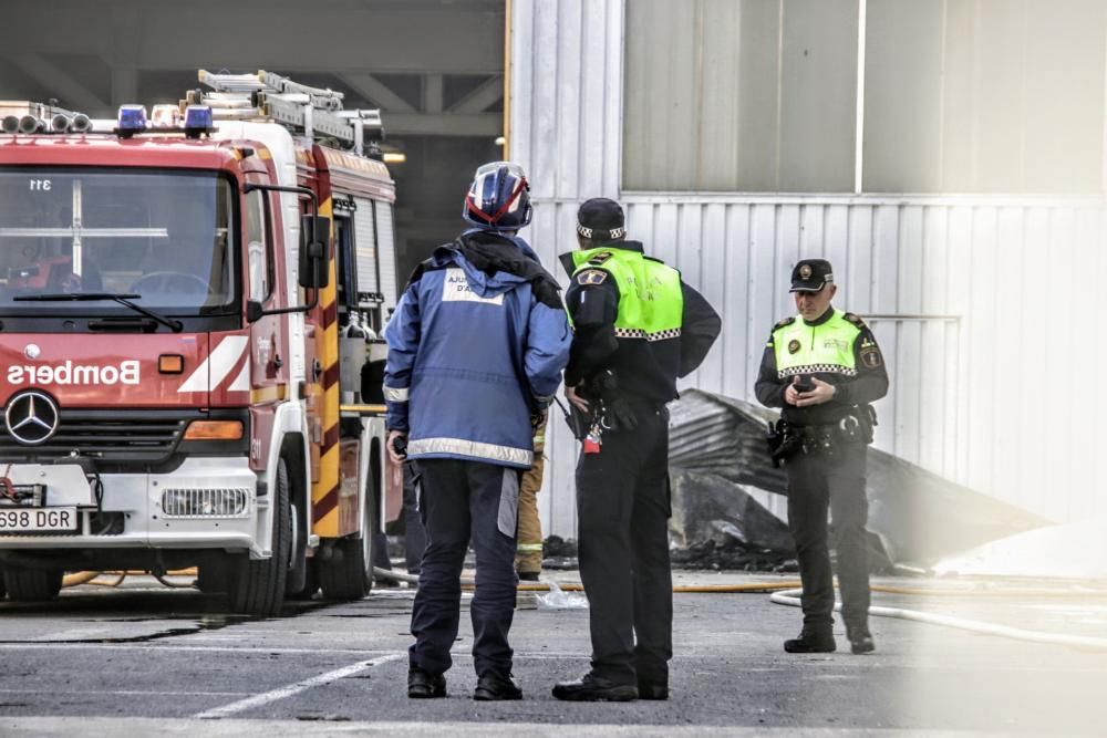 Imágenes del incendio de una fábrica en Alcoy.