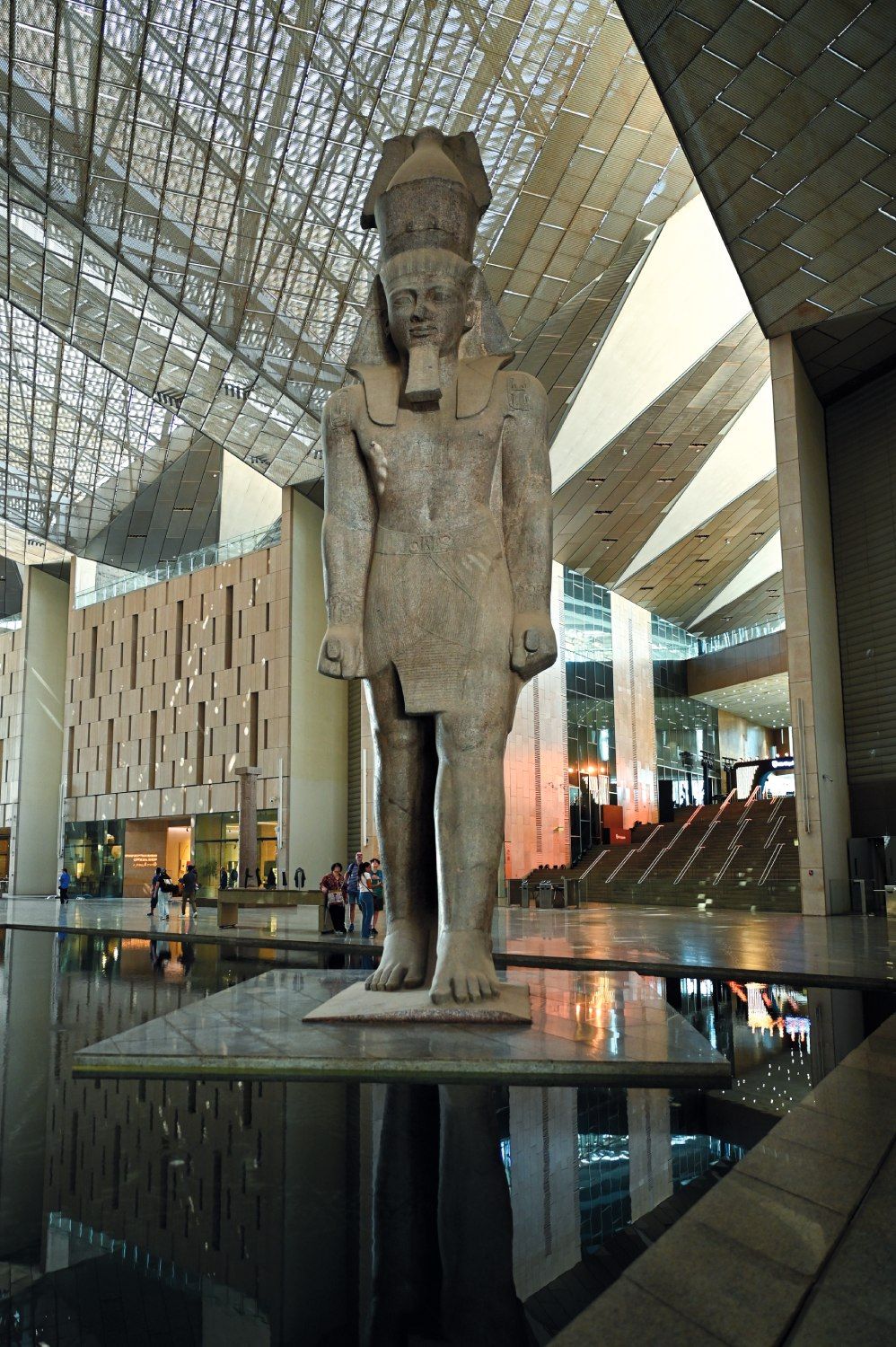 Estatua de Ramses II en el Hall del Gran Museo Egipcio.