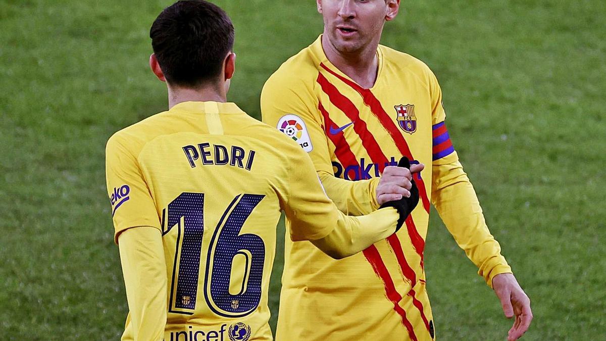 Messi, autor de un doblete en San Mamés, felicita a Pedri por su gol. |  // EFE