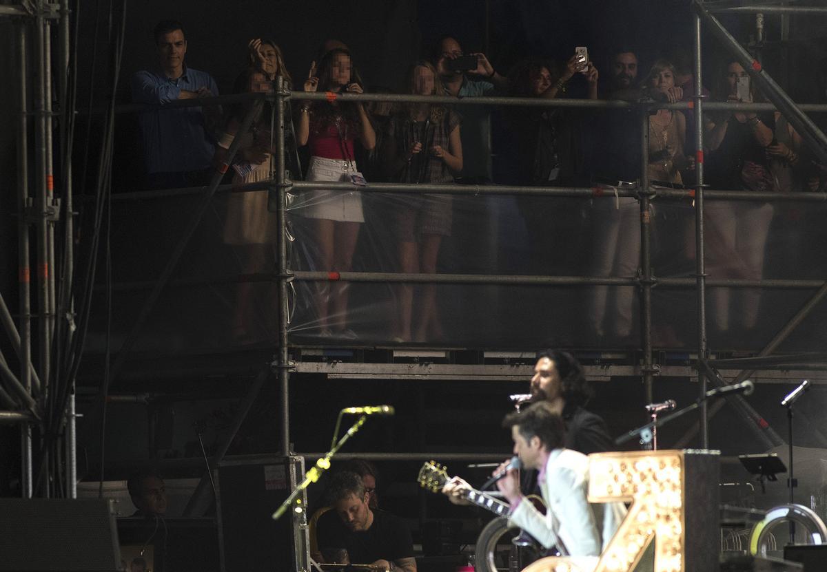 Pedro Sánchez en un lado del escenario viendo la actuación de The Killers.