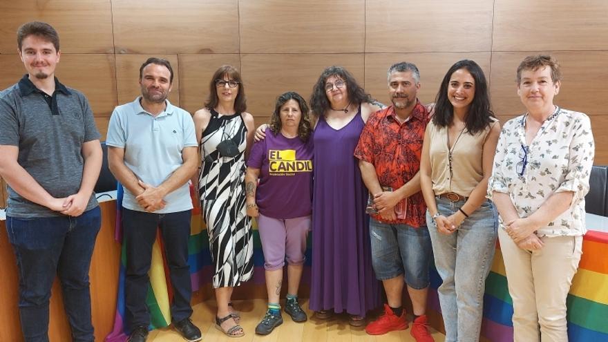 Antonia García Sánchez, con camiseta violeta y amarilla