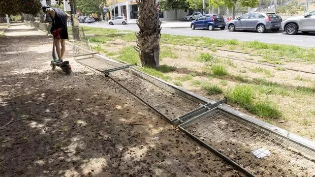 La rotura de vallas en Miriam Blasco compromete la seguridad al paso del TRAM
